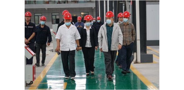 2022-5-10黃學(xué)工等省工信廳總工程師、一級(jí)巡視員市工信局姚曉麗局長(zhǎng)等領(lǐng)導(dǎo)視察萬(wàn)眾集團(tuán)