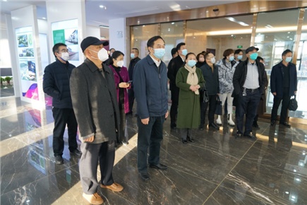 12月14日，張家界市政協(xié)黨組書(shū)記、主席歐陽(yáng)斌一行來(lái)到張家界高新區(qū)萬(wàn)眾實(shí)業(yè)集團(tuán)有限公司，宣講黨的二十大精神
