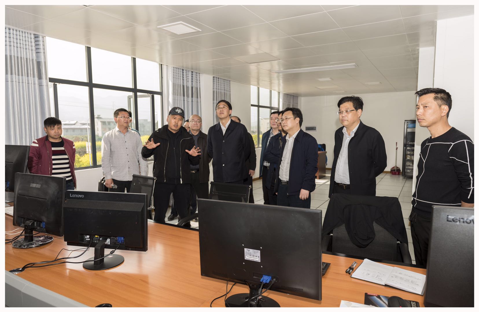 張家界市委、常委常務(wù)副市長(zhǎng)羅智斌一行來(lái)我公司調(diào)研指導(dǎo)工作